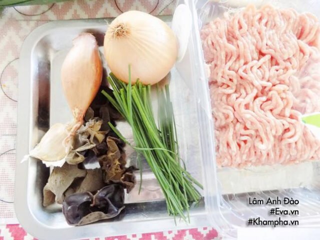 Nguyên liệu chuẩn bị cho nhân bánh cuốn thơm ngon, bao gồm thịt heo xay, mộc nhĩ, hành tây, hành tím và các loại gia vị cơ bản