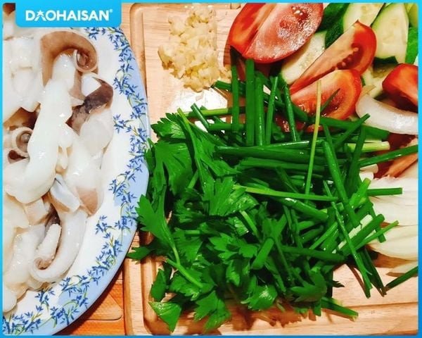 Nguyên liệu chuẩn bị làm món mực xào dưa leo cà chua