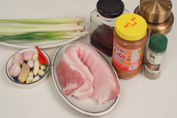 Nguyên liệu đầy đủ cho cách làm thịt kho ruốc sả ớt truyền thống