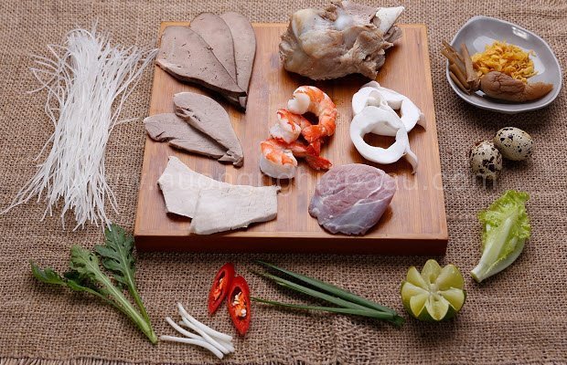 Nguyên liệu đầy đủ để nấu hủ tiếu Nam Vang của người Hoa