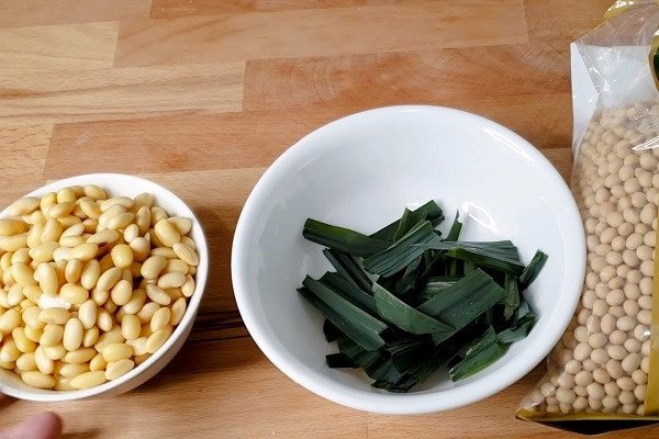 Nguyên liệu đơn giản gồm đậu nành, đường phèn và lá dứa, sẵn sàng cho món sữa đậu nành bằng máy làm sữa hạt.