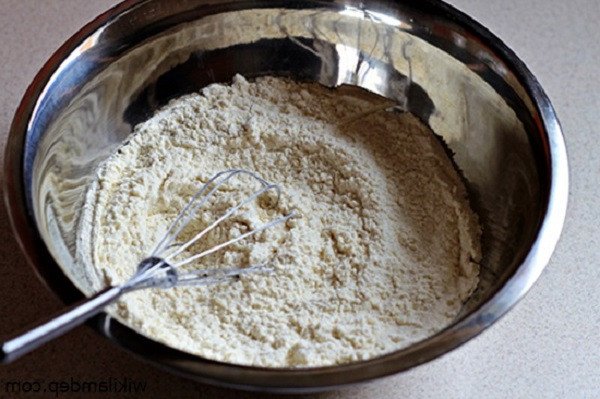 Nguyên liệu khô trộn đều cho cách làm bánh mì ngon