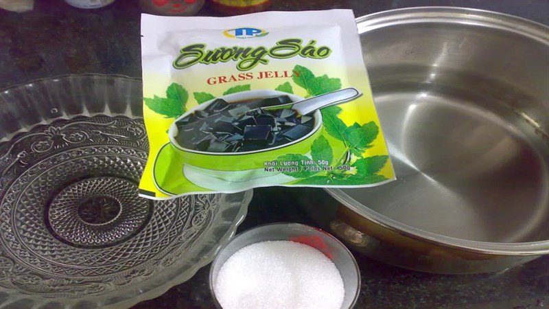 Nguyên liệu làm thạch đen từ bột bao gồm gói bột sương sáo và đường