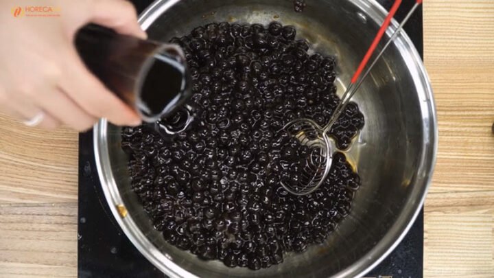 Nguyên liệu làm trân châu đường đen gồm bột năng, nước và đường