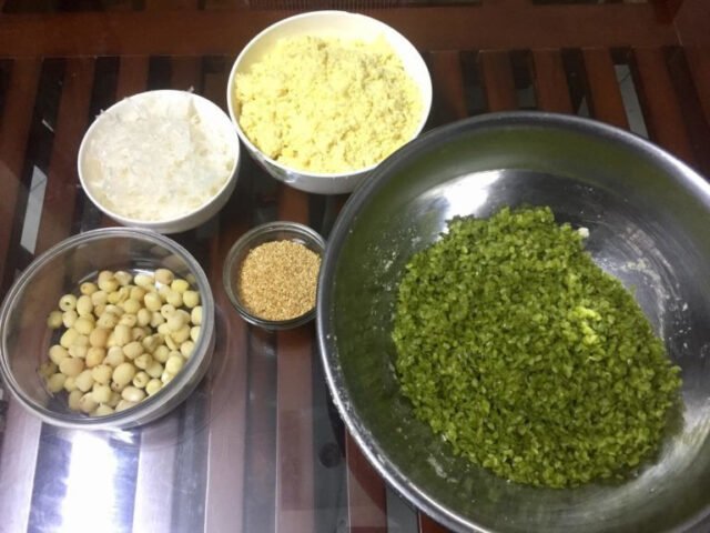 Nguyên liệu làm xôi cốm xanh bao gồm cốm tươi, đậu xanh, hạt sen, dừa sợi và lá dứa