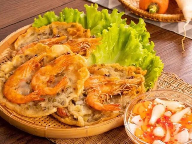 Nguyên liệu sơ chế cho món bánh tôm chiên bột đơn giản tại nhà