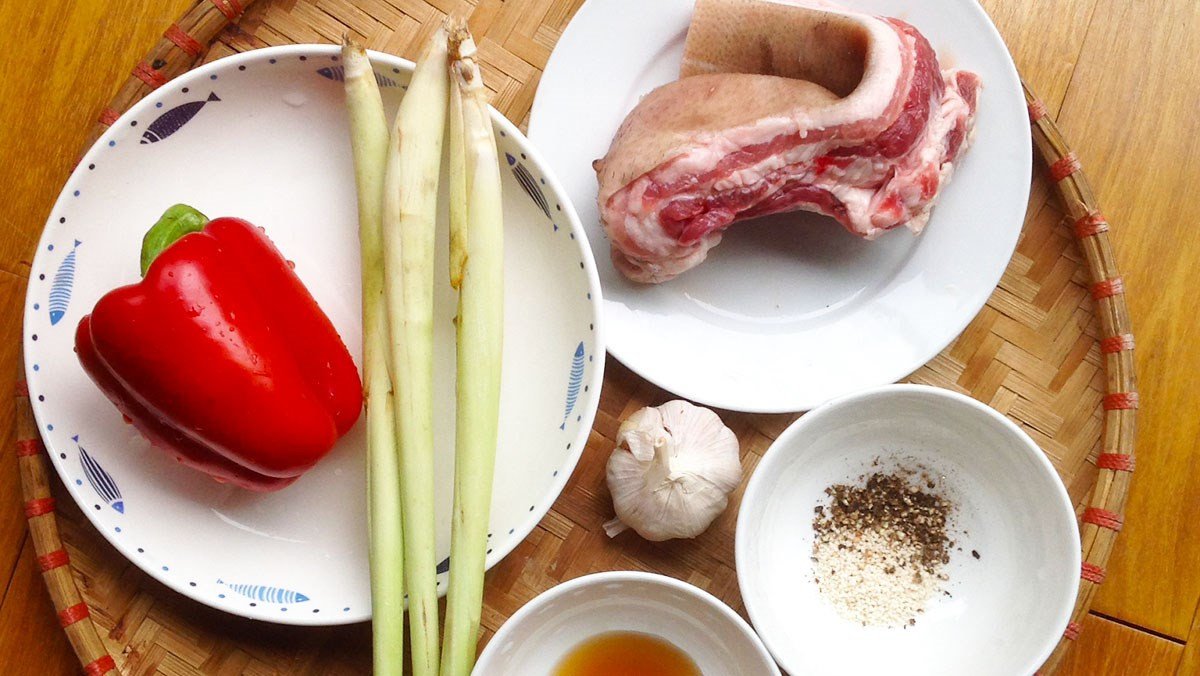 Nguyên liệu thịt heo rừng và rau củ chuẩn bị xào sả ớt
