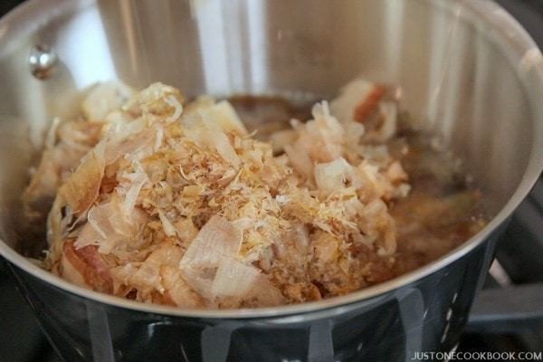 Nguyên liệu tự nhiên kombu và katsuobushi để tự nấu dashi hoàn hảo