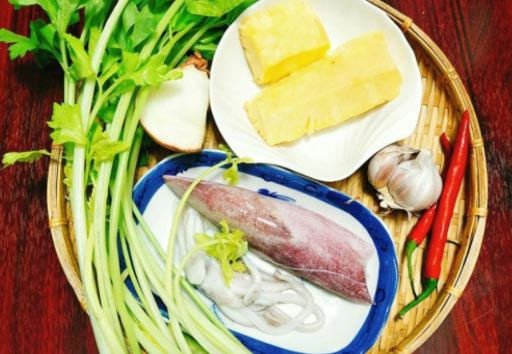 Nguyên liệu tươi ngon cho món mực xào dứa chua ngọt