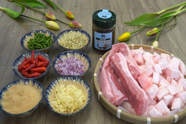 Nguyên liệu tươi ngon cho món thịt ba chỉ kho quẹt mắm ruốc