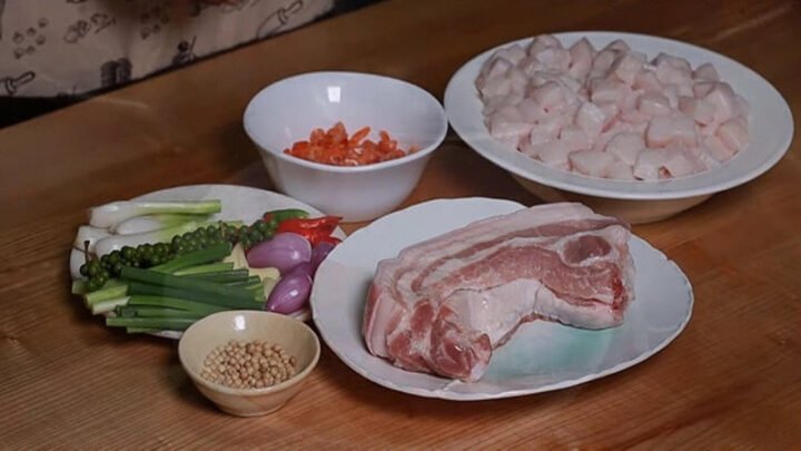 Nguyên liệu tươi ngon chuẩn bị cho cách làm kho quẹt tôm thịt