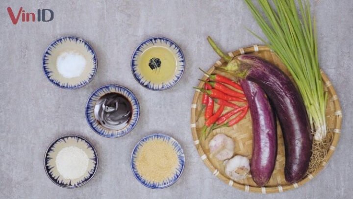 Nguyên liệu tươi ngon chuẩn bị cho món cà tím xào tỏi chay