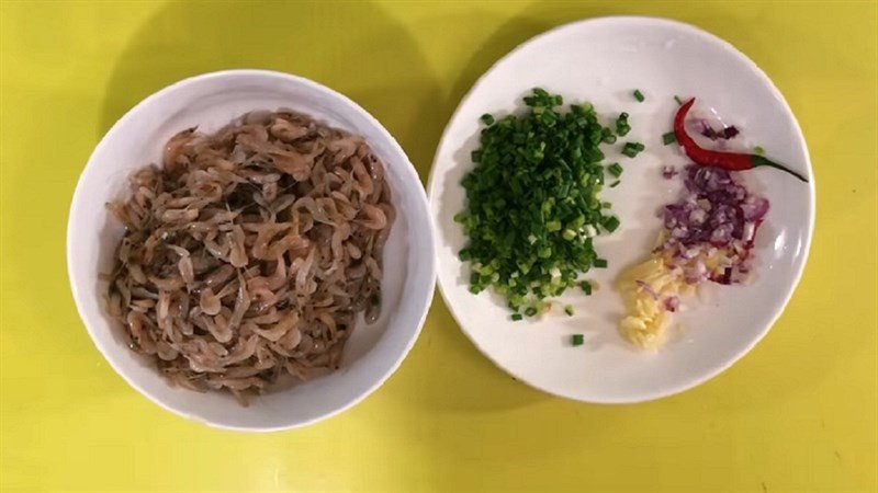 Nguyên liệu tươi ngon chuẩn bị cho món tép rang mặn và tép rang lá chanh