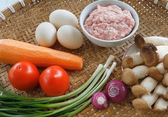 Nguyên liệu tươi ngon chuẩn bị cho món trứng hấp thịt đơn giản, bao gồm trứng, thịt băm và nấm mèo