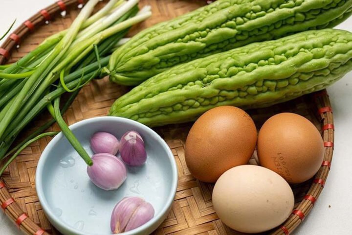 Nguyên liệu tươi ngon làm món cách xào khổ qua trứng