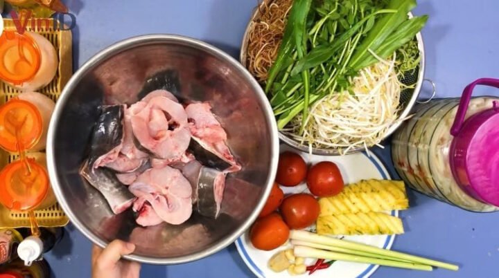 Nguyên liệu tươi sống để nấu lẩu cá lăng