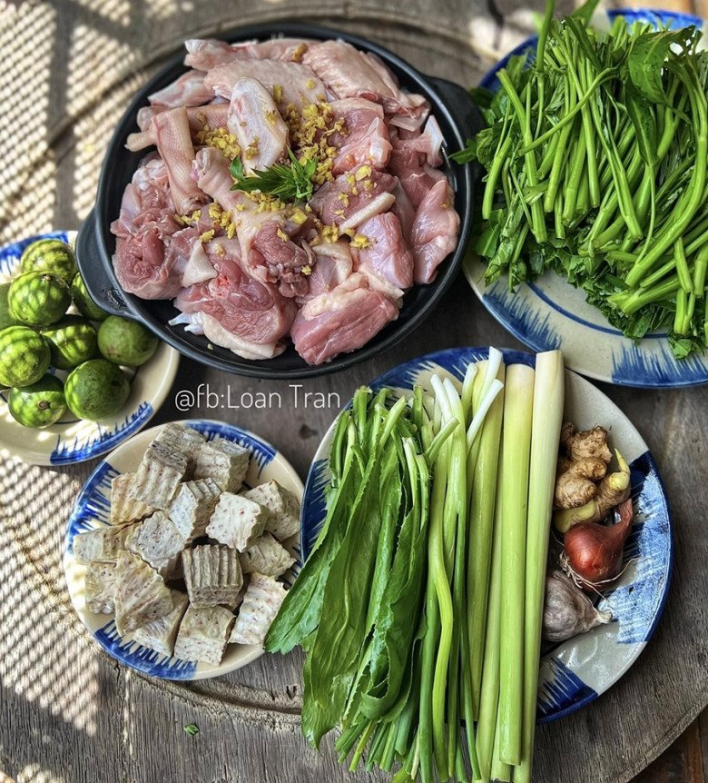 Nguyên liệu tươi sống để nấu vịt om sấu ăn bún