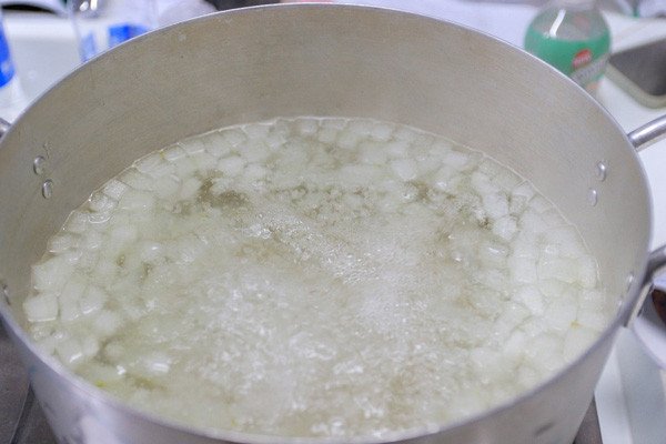 Nha đam đang được luộc sơ để khử nhớt và giữ độ giòn