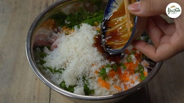 Nhân bánh bao với thịt và trứng cút sau khi xào