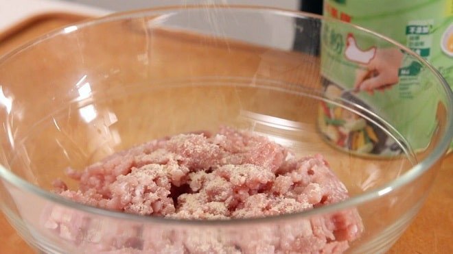 Nhân bánh gói Nghệ An thơm lừng, đã trộn đều gia vị sẵn sàng để xào