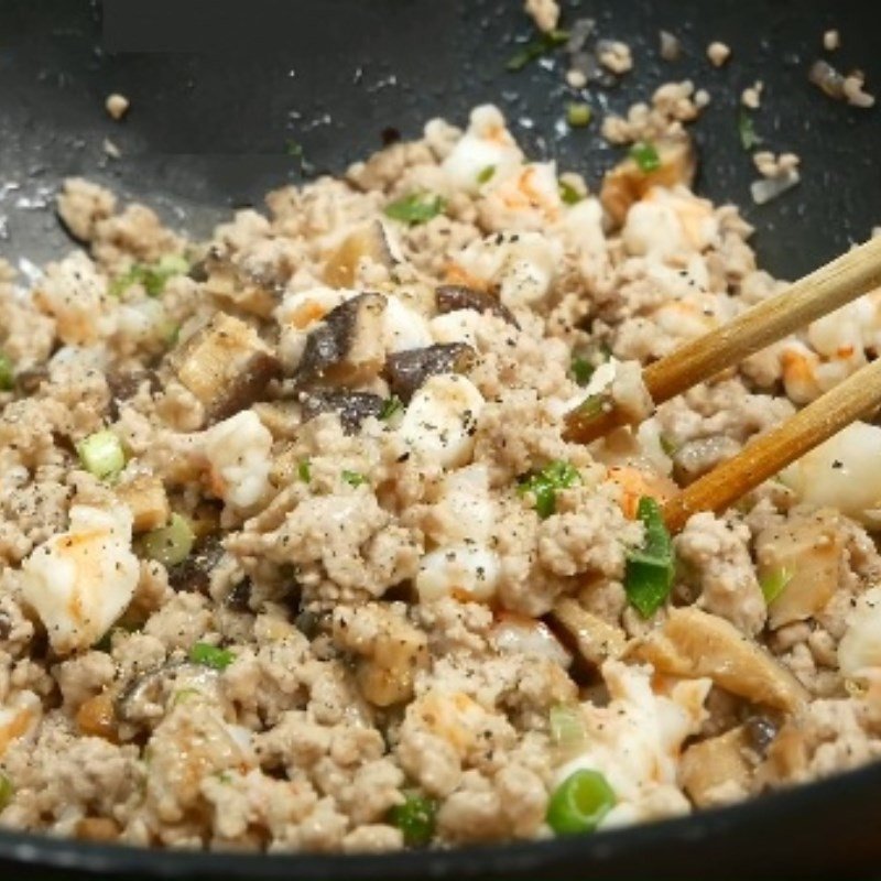 Nhân bánh rợm tôm thịt xào thơm lừng hấp dẫn