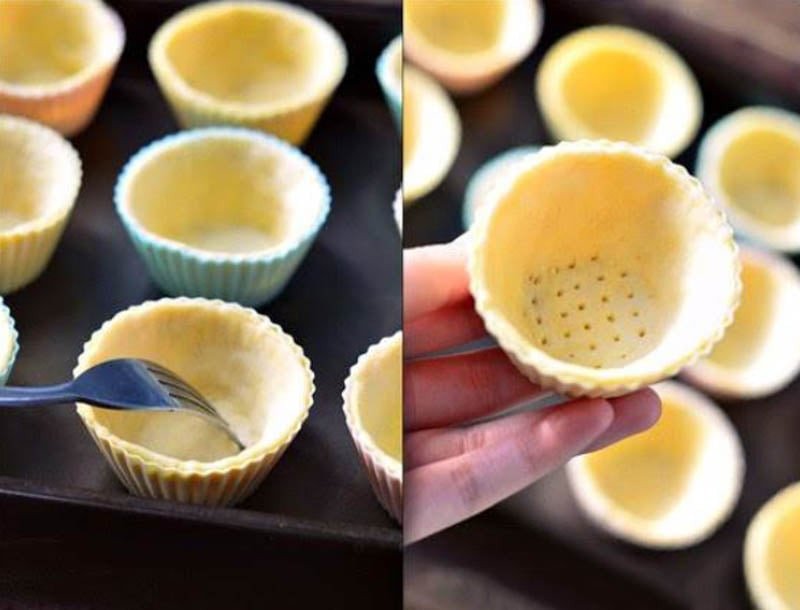 Nhân bánh trứng nướng được rót vào vỏ