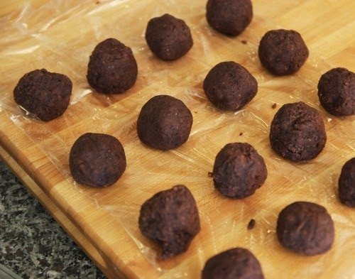 Nhân đậu đỏ đã được nghiền nhuyễn, làm thành phần chính cho nhân bánh mochi hấp dẫn.