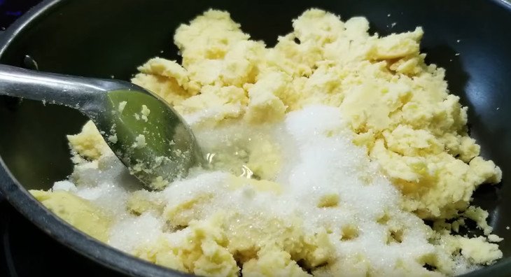 Nhân đậu xanh đã sên mịn màng, sẵn sàng để nặn viên