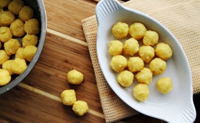 Nhân đậu xanh đã sên mịn sẵn sàng cho bánh chè trôi nước