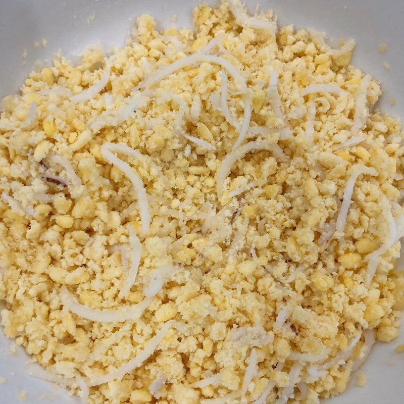 Nhân đậu xanh được trộn đều với dừa sợi và đường, vo viên làm nhân bánh trôi tàu