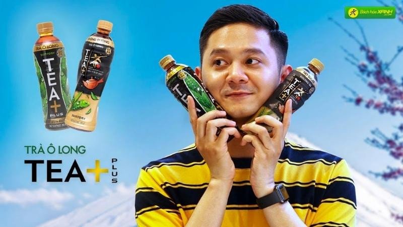 Nhãn dinh dưỡng trên chai trà ô long Tea Plus, hiển thị rõ ràng thông tin calo, carbohydrate và OTPP của sản phẩm