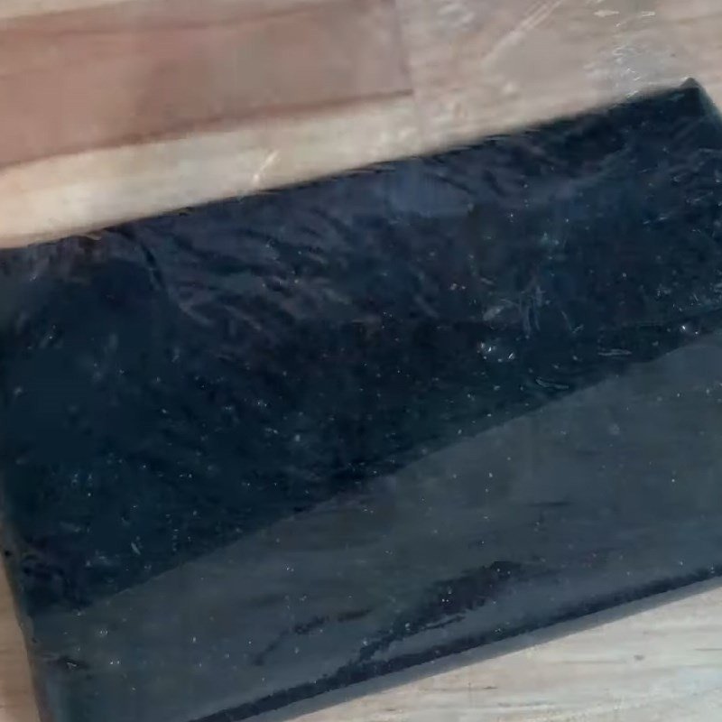 Nhân mè đen đã được làm đông cứng, sẵn sàng để tạo hình bánh trôi tàu