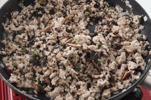 Nhân thịt băm và nấm hương đậm đà cho món bánh giò ngon