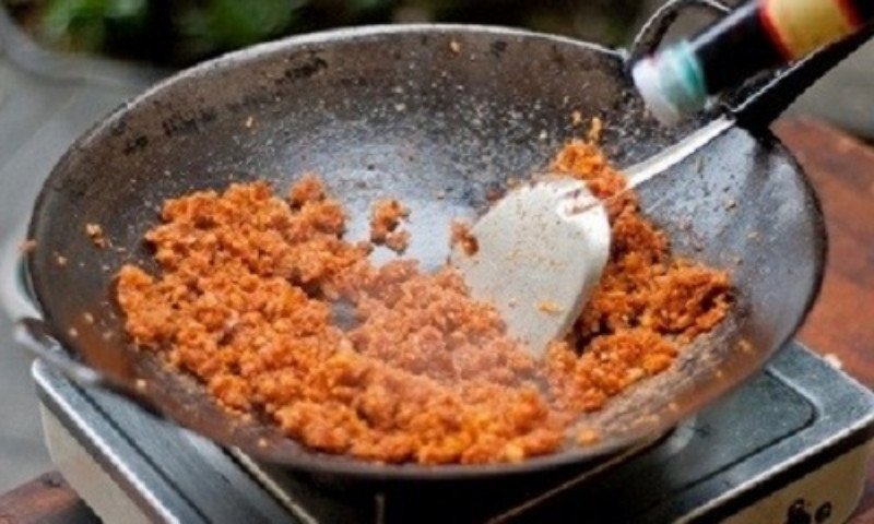 Nhân tôm khô và thịt băm xào thơm lừng cho bánh bèo miền Trung.