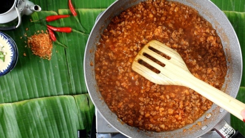 Nhân tôm thịt ướt đang sên trên chảo, tạo màu sắc hấp dẫn cho bánh bèo.