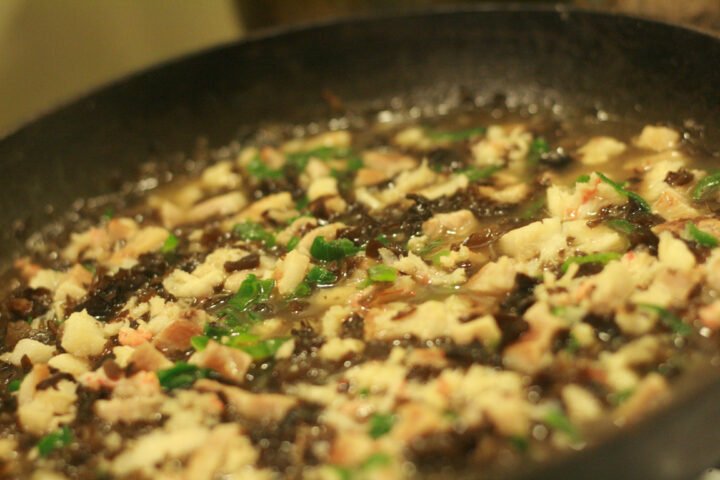 Nhân tôm thịt xào sệt làm topping bánh bèo thơm ngon