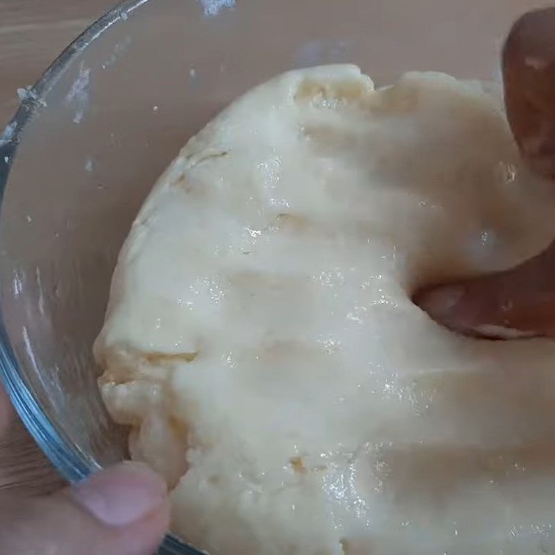 Nhào bột làm bánh khoai tây sữa tươi thành khối dẻo mịn