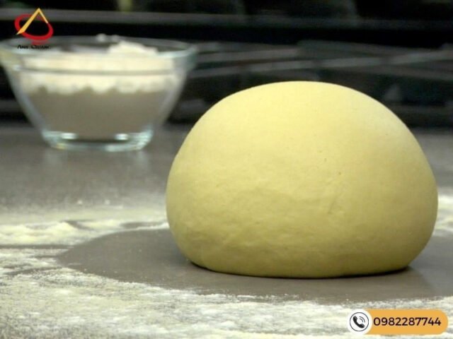Nhào bột làm bánh mì bơ sữa đặc