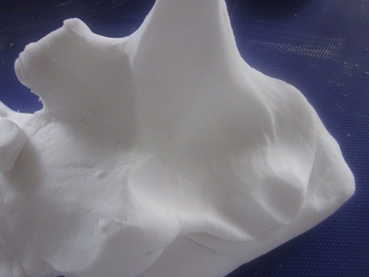 Nhào bột làm vỏ bánh bột lọc trong thau lớn bằng tay có bao tay