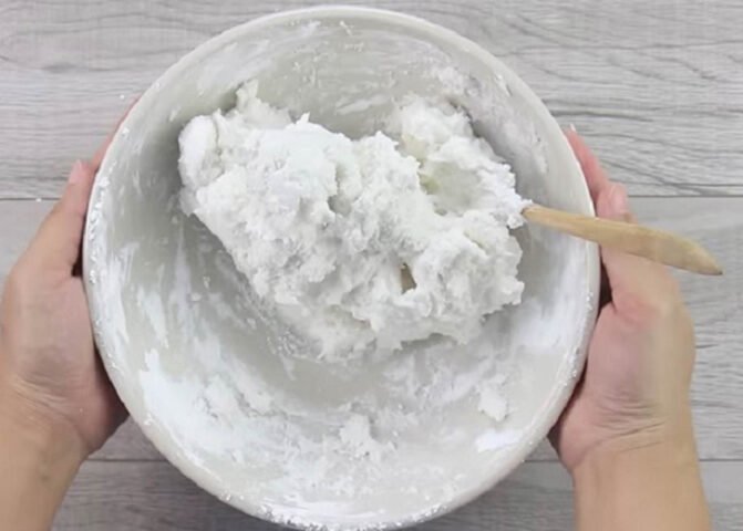 Nhào bột năng dẻo mịn để làm chè bột lọc