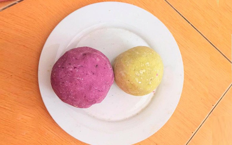 Nhào bột năng với khoai lang