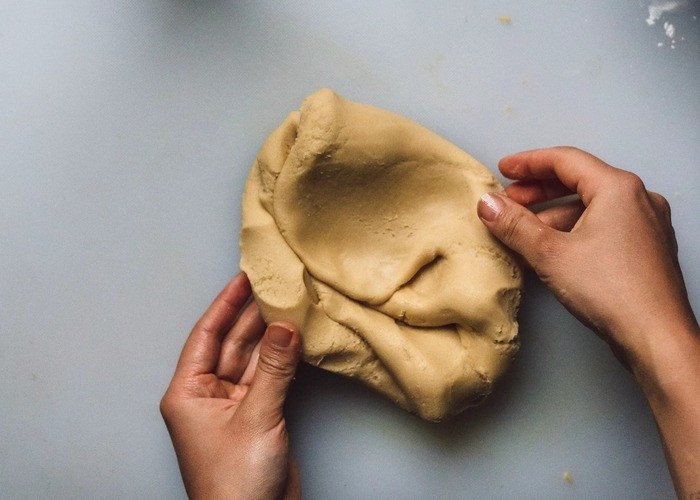 Nhào bột vỏ bánh đến khi cứng lại, không còn dính tay là đạt chuẩn