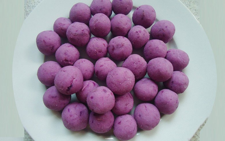 Nhào khoai lang tím với bột năng