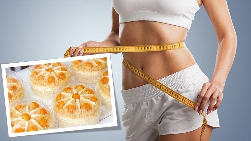 Nhiều miếng bánh bông lan trứng muối xếp chồng lên nhau, nhắc nhở về việc kiểm soát cân nặng khi thưởng thức món ăn này