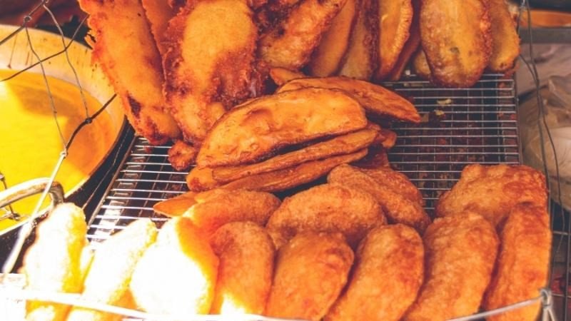 Nhiều miếng chuối chiên xếp chồng lên nhau, minh họa nguy cơ dư thừa calo và tăng cân.