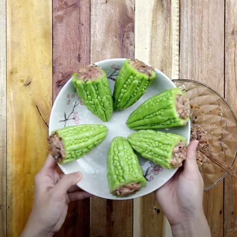 Nhồi nhân thịt vào mướp đắng