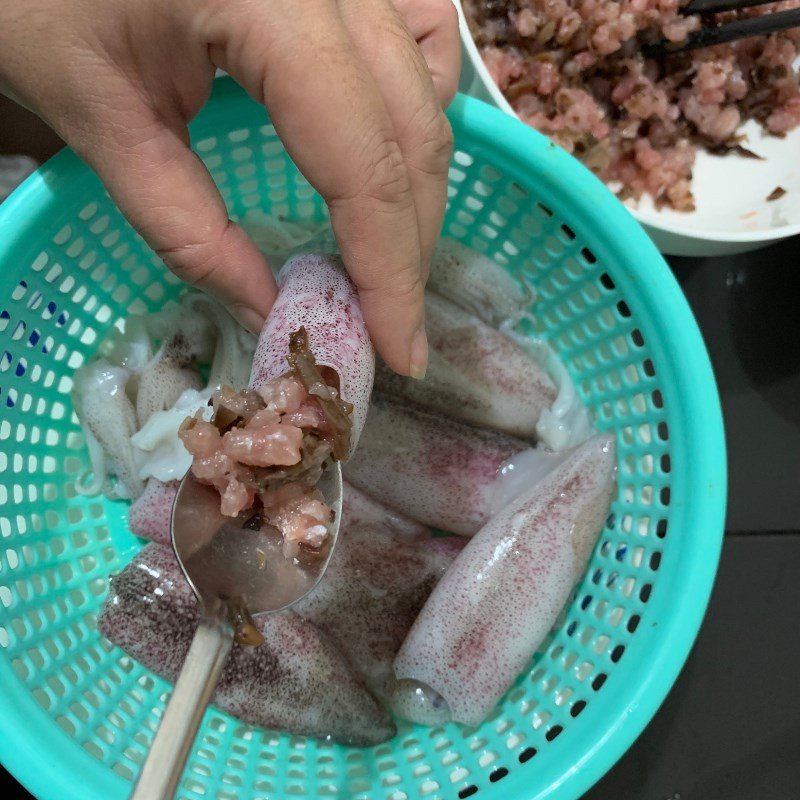 Nhồi thịt vào thân mực ống
