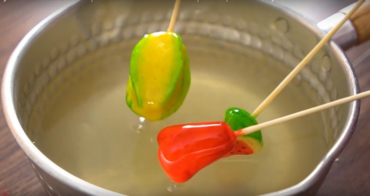 Nhúng bánh đậu xanh trái cây vào rau câu