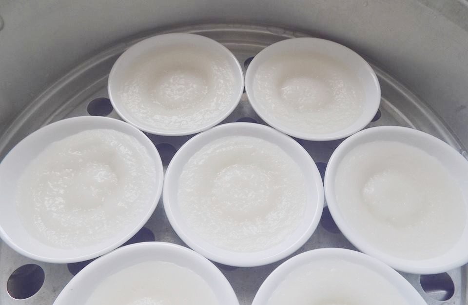 Những chén bánh bèo đang được hấp chín đều trong nồi.