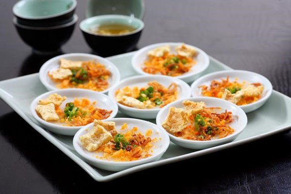 Những chén bánh bèo Huế đã hấp chín, sẵn sàng để thêm topping và thưởng thức.